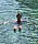 Ann-Britt Sivnert badar i klart grön-blått vatten i Grekland.