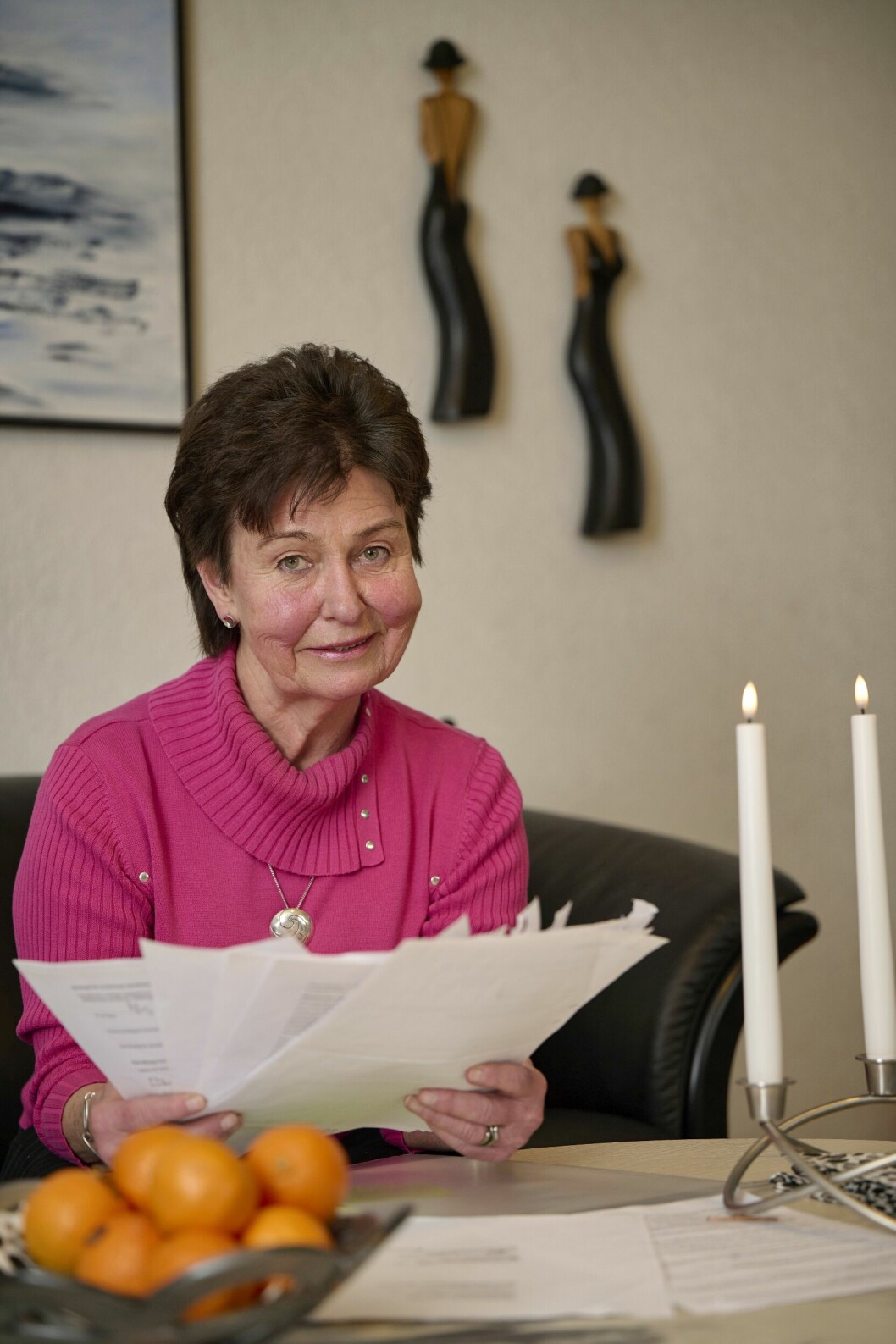 Ann-Britt har förberett inför den dag som kommer för oss alla, och fattat genomtänkta beslut. Som att vetenskapen ska få nyttja hennes kropp. Ann-Britt Sivnert som donerar sin kropp till vetenskapen efter sin död sitter med papperen. Intill brinner levande ljus.