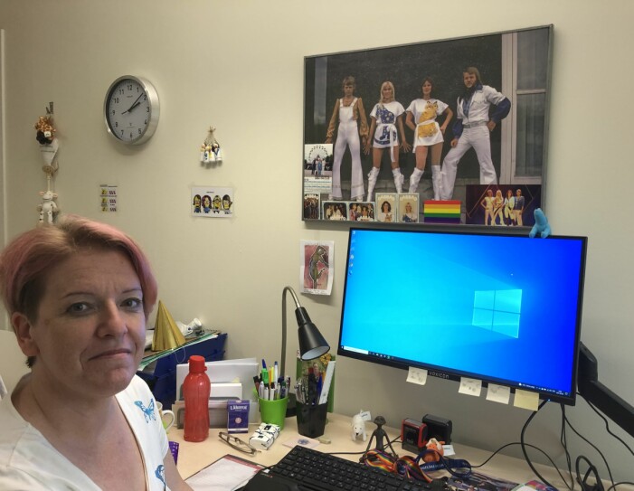 Abba-fanet Ann Dahlqvist i sitt arbetsrum på skolan där hon jobbar som skolsköterska. På väggen hänger flera bilder på favoritgruppen.