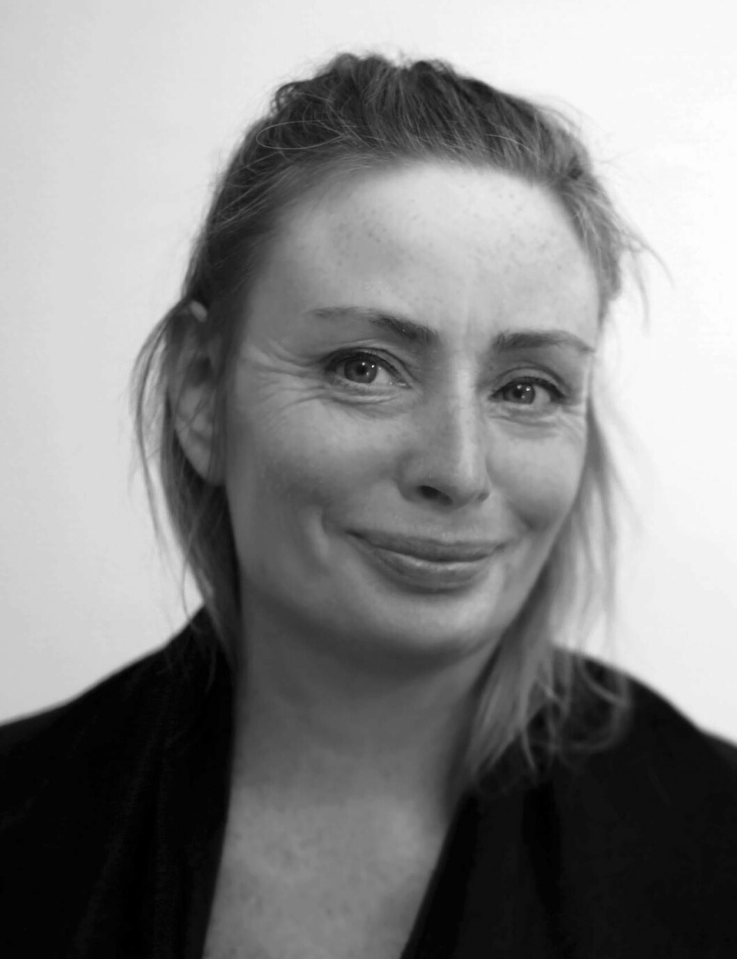 Ann Eberstein, auktoriserad gestaltterapeut. Svartvit bild av Ann Eberstein, auktoriserad gestaltterapeut.