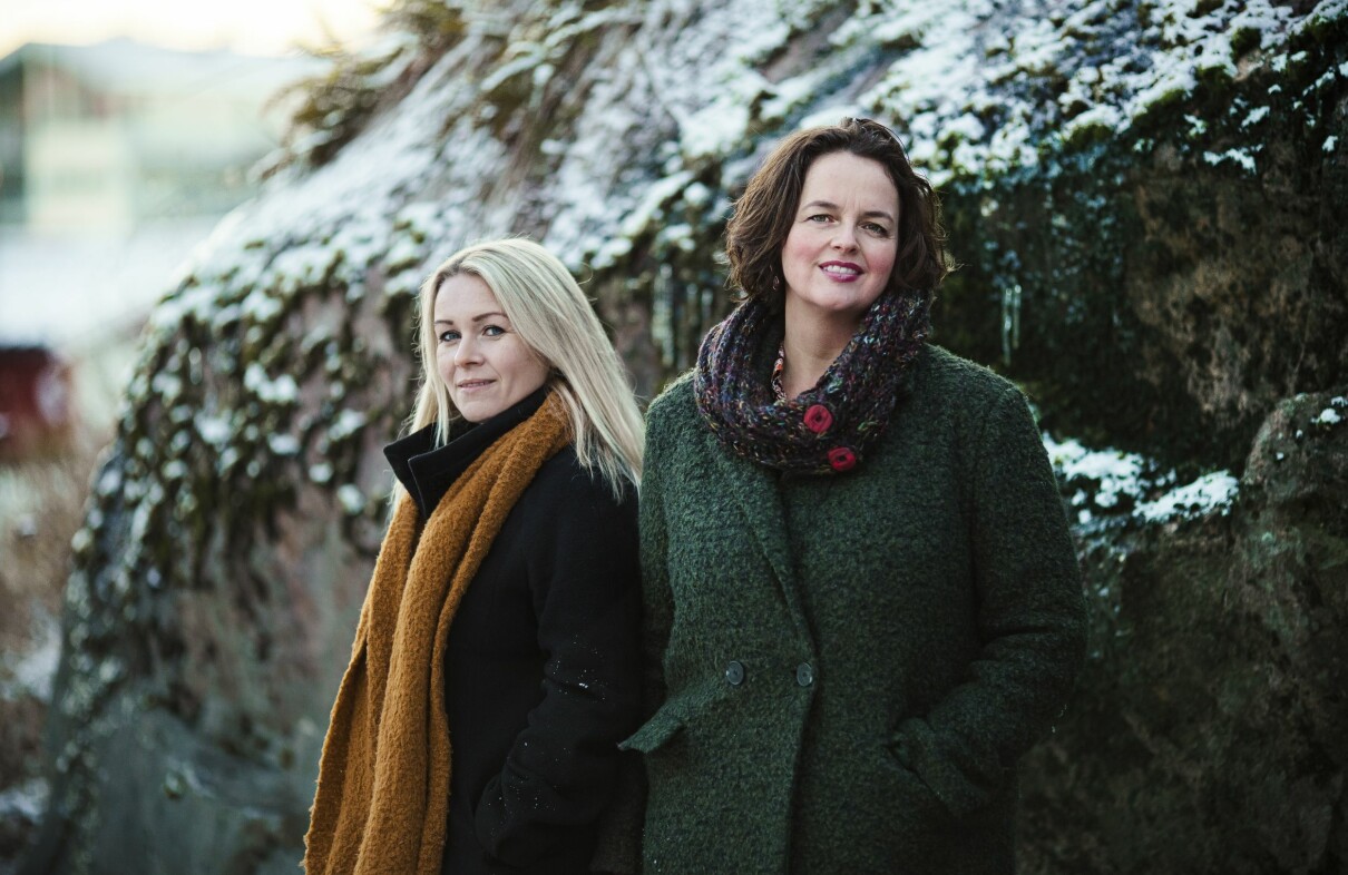 – Jag grubblar inte över det som varit, förklarar Ann Kristin, till vänster. Ann Kristin och Maria framför ett snöigt berg.