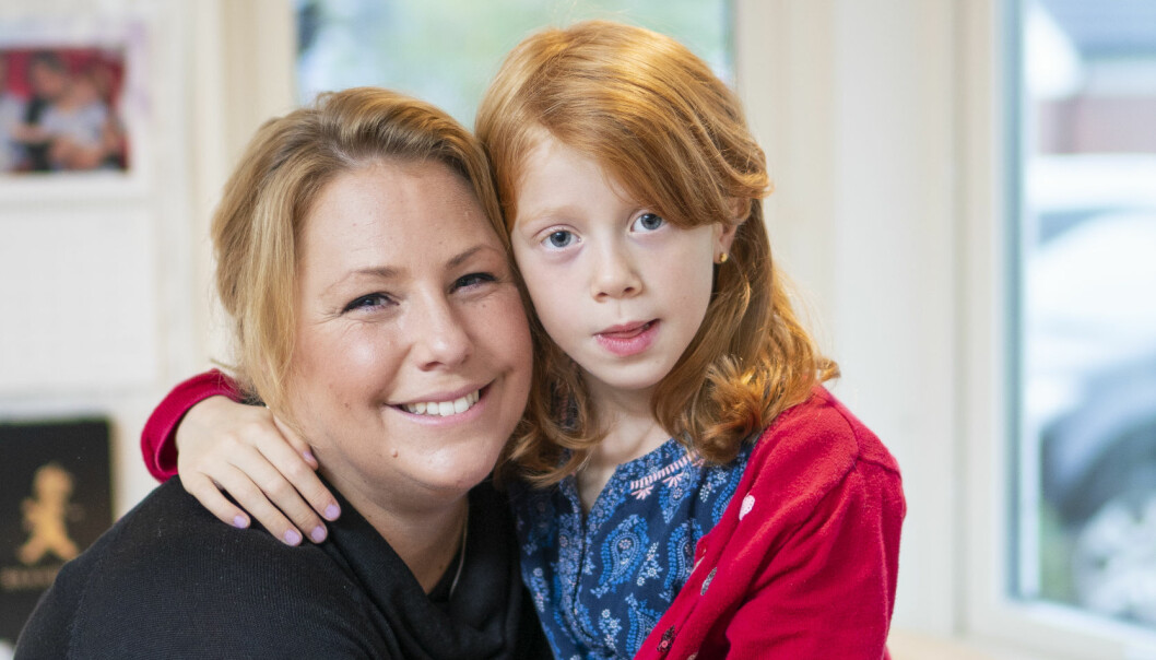 Ann tillsammans med lillasyster Ebba som nu har hunnit bli sju år. Ann Otterbeck kramas med dottern Ebba Otterbeck.