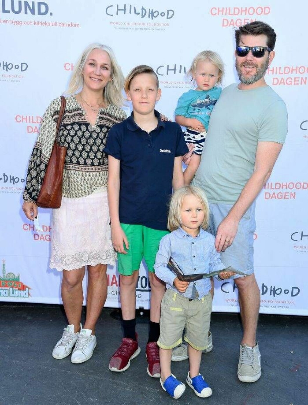 Ann Söderlund med sambon Mathias Johansson och barnen Ilon, Bobo och Frans på Gröna Lund 2018. Foto: Karin Törnblom/TT Ann Söderlund, Mathias Johansson och barnen Ilon, Bobo och Frans på Childhood-dagen på Gröna Lund 2018.