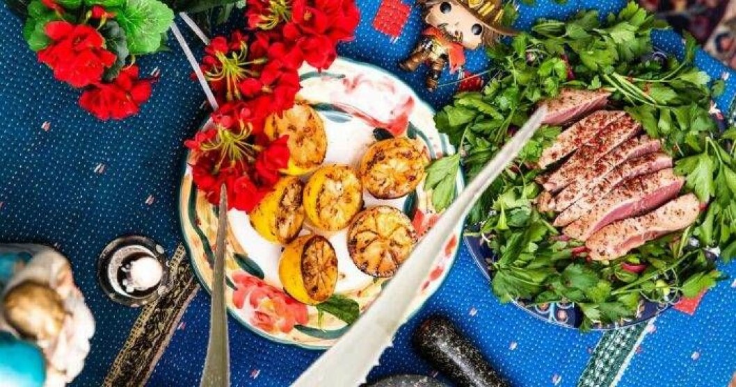 Halstrad tonfisk och grillade citroner bjuds det på i kokboken. Foto: Erica Wessman Matbild ur Sanna Lundells och Ann Söderlunds kokbok "Söndagsmiddag – riddarna runt det operfekta bordet".
