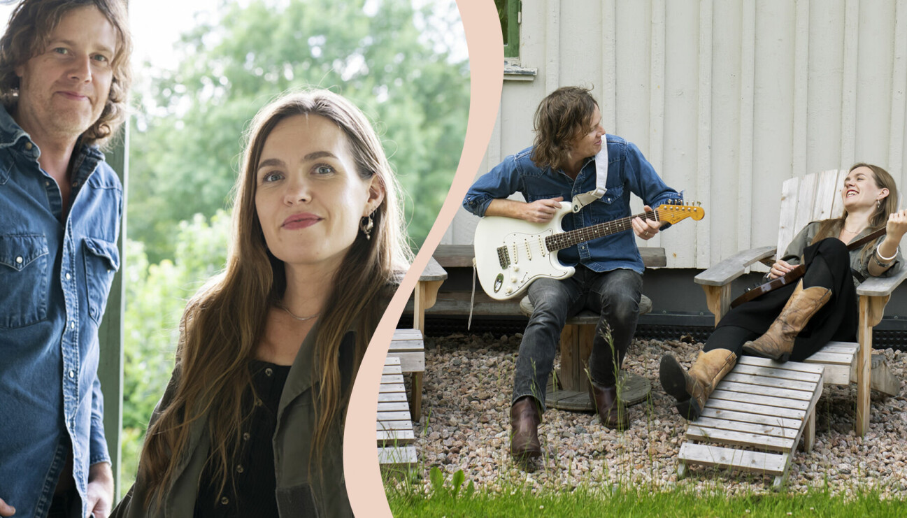 Delad bild. Rockmusikerna Ann-Sofie och John Hoyles med gitarrer utanför sitt hus i Öxared.