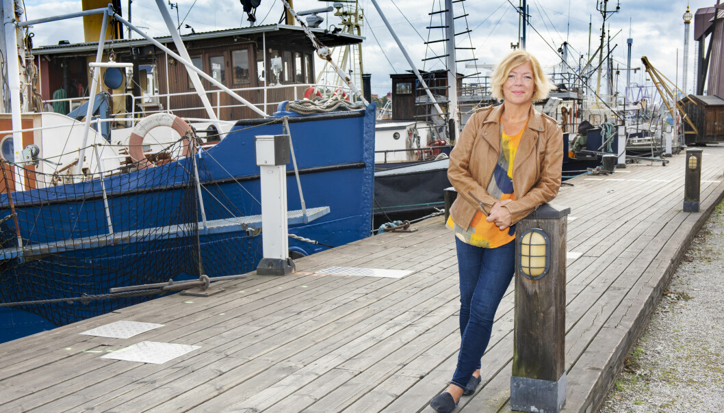Ann står i hamnen framför några gamla båtar, lutar sig mot en lampa och berättar om hur hon sa upp sig och gav sig ut på långsegling med sin man.