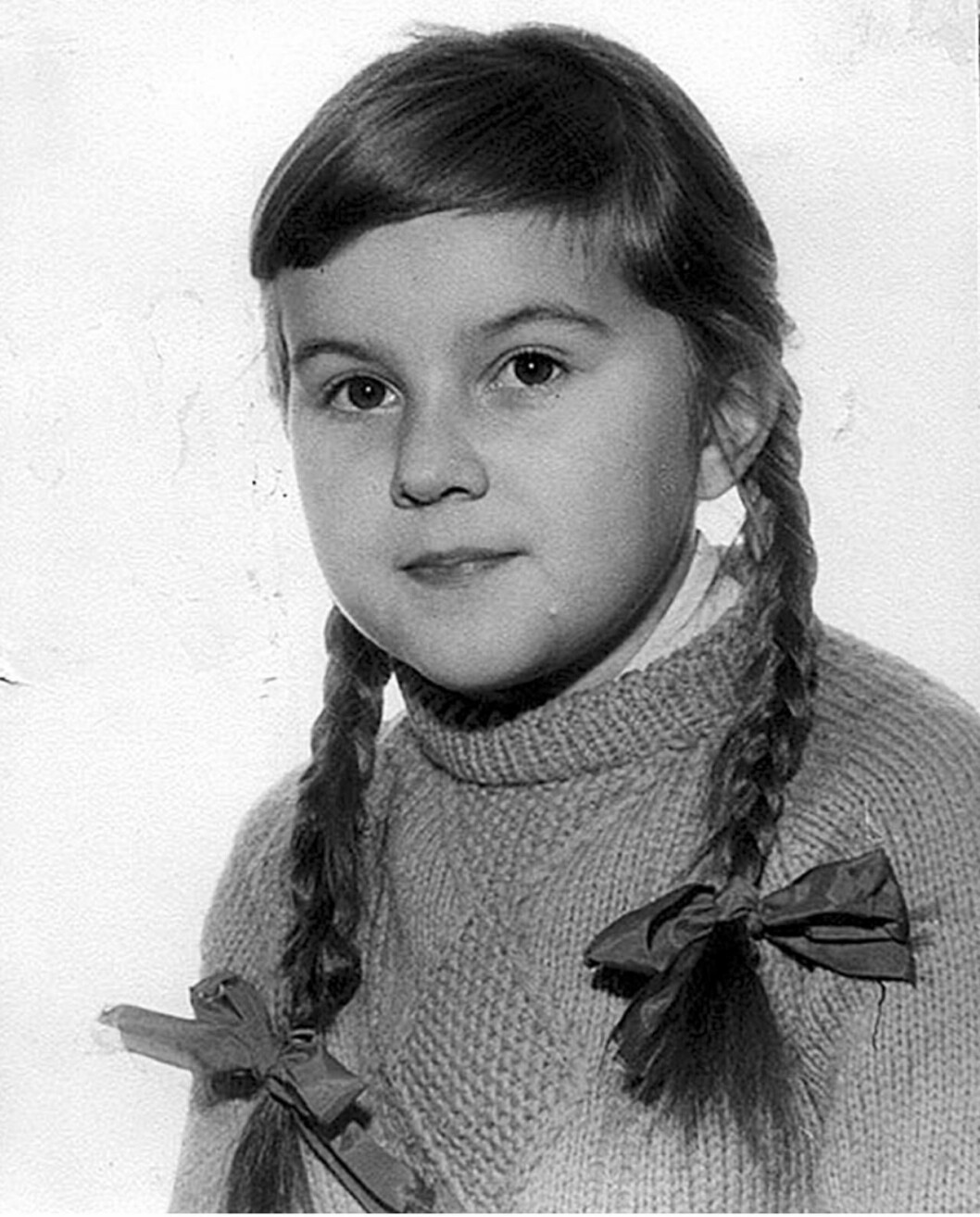 Ann, 11 år, i flätor på ett skolkort. 