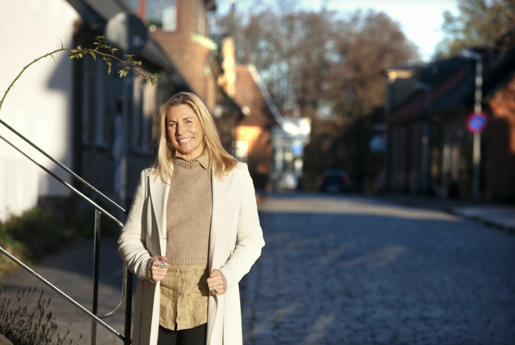 Skånska fiskeläget Råå är Ann Wilsons trygga plats där hon landar och finner återhämtning. Men trots att hon älskar sitt gathus är hon på väg att lämna det, för att flytta ihop med nya kärleken. Ann Wilson på kullerstensgata i fiskeläget Råå.