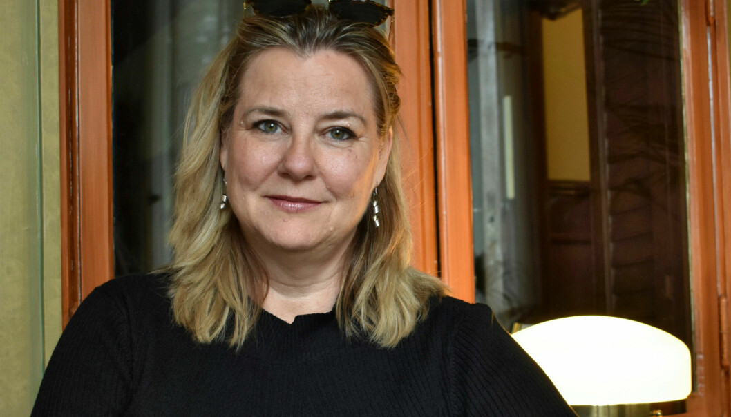 I dag är Anna Carlstedt utbildningsledare vid Stockholms Universitet och författare till en bok om julmust. Anna Carlstedt sitter i ett mörkt rum och tittar in i kameran.