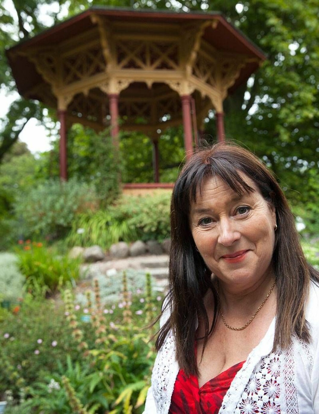 ”Där uppe i lusthuset i Botan hade jag och bästis Marita en hemlig detektivbyrå”, berättar Anna Jansson. Anna Jansson i Botaniska trädgården i Visby.