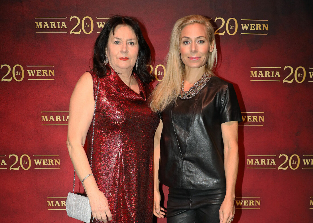 Anna Jansson tillsammans med Eva Röse, som spelar Maria Wern i tv-serien och filmerna, under 20-årsjubileet för den allra första Maria Wern-boken. Anna Jansson tillsammans med Eva Rösa under 20-årsjubileet för den allra första Maria Wern-boken, på Folkoperan i Stockholm 2020.