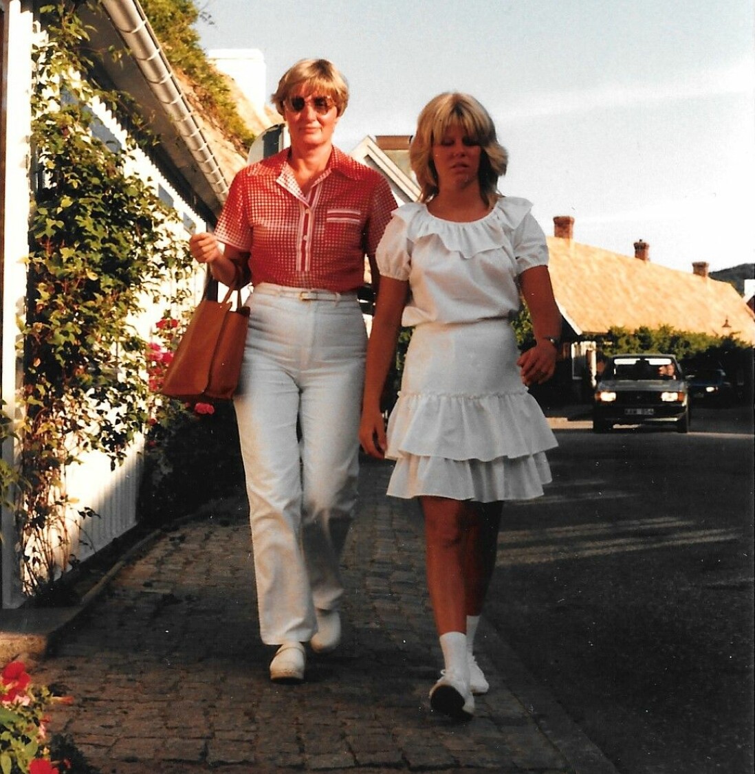 Anna tillsammans med sin mamma under ett besök på västkusten sommaren 1982. Anna Kansell tillsammans med sin mamma under ett besök på västkusten 1982.