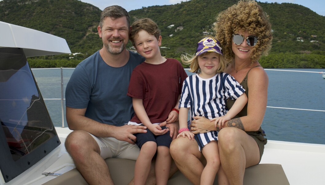 Anna med familjen – maken Jesper Mourou Lange och barnen Olof och Vira. Alla är vana seglare och ser fram emot det stora seglingsäventyret som tar sin början i september 2020. Foto: Privat Anna Mourou, Jesper Mourou Lange och barnen Olof och Vira på segelbåt.