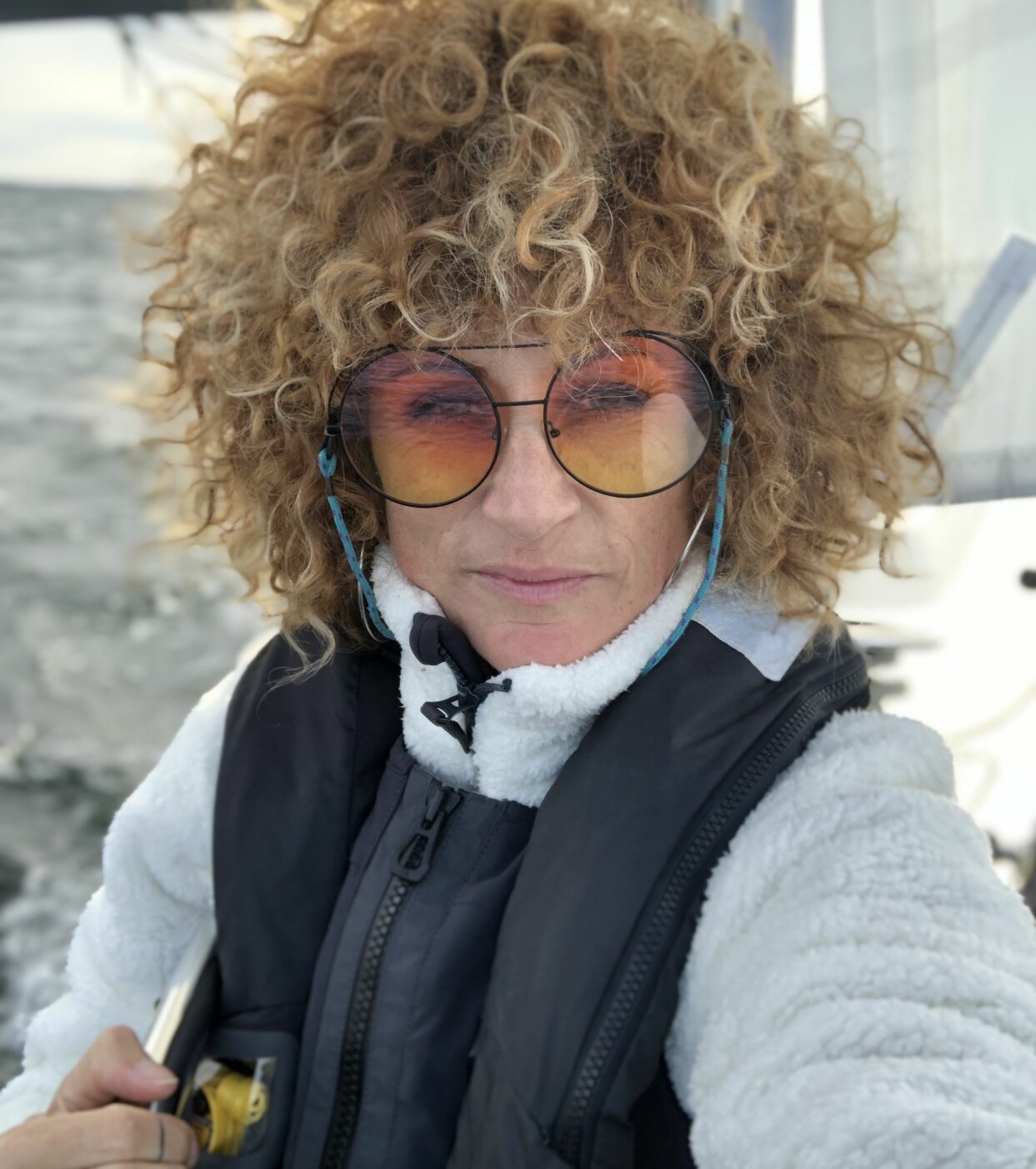 Anna i sitt rätta element – på havet. Foto: Privat Anna Mourou i en segelbåt ute till havs.