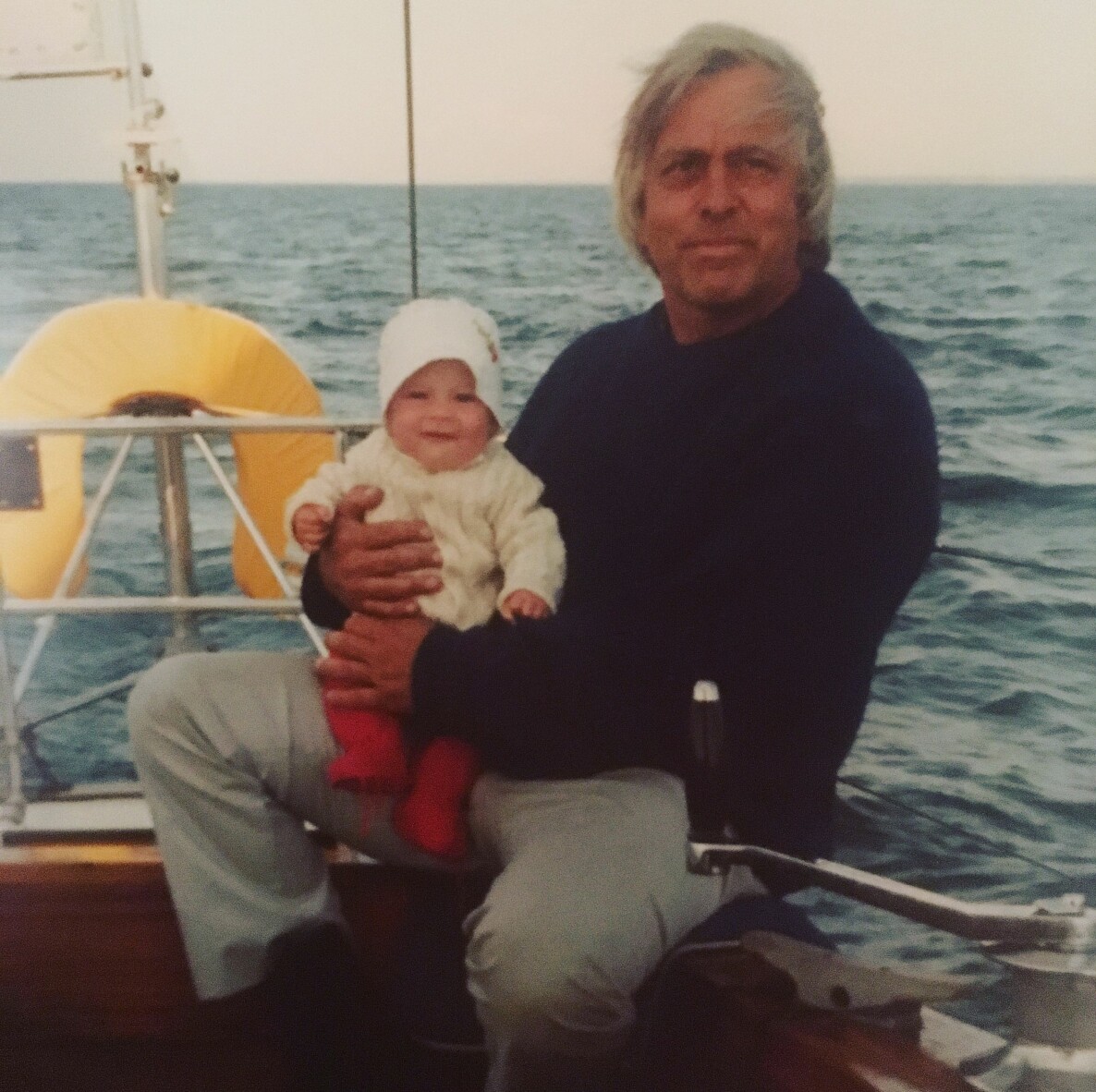 Anna Mourou Lange på sin första segelfärd i livet tillsammans med pappa Claes-Göran Fagerstedt. Foto: Privat Anna Mourou och pappa Claes-Göran Fagerstedt i segelbåt ute på havet 1980.