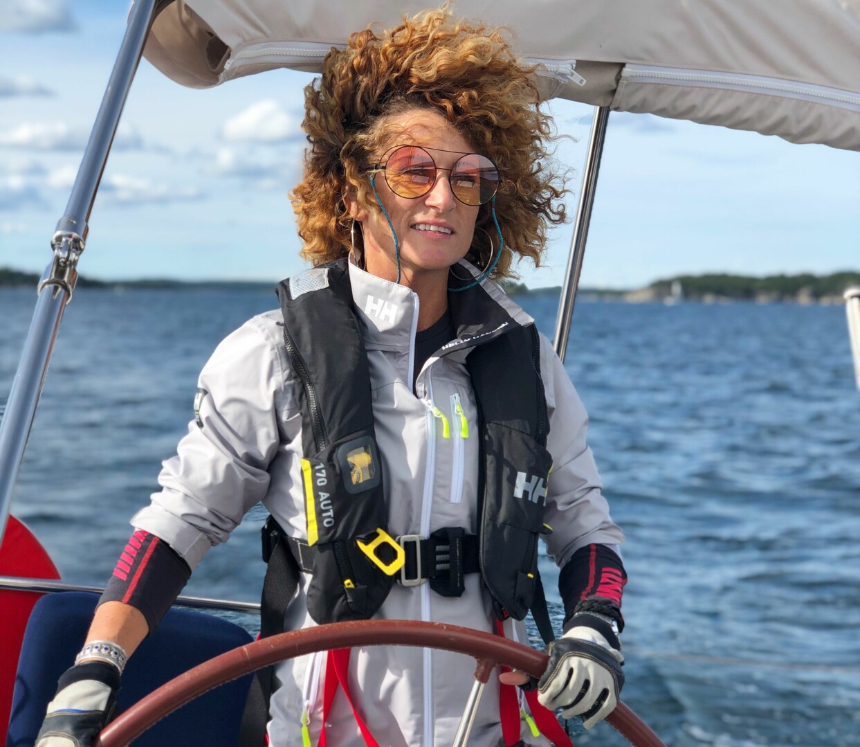 Anna planerar just nu sitt livs äventyr – en tre år lång seglats tillsammans med familjen. Foto: Privat Anna Mourou på sin segelbåt.
