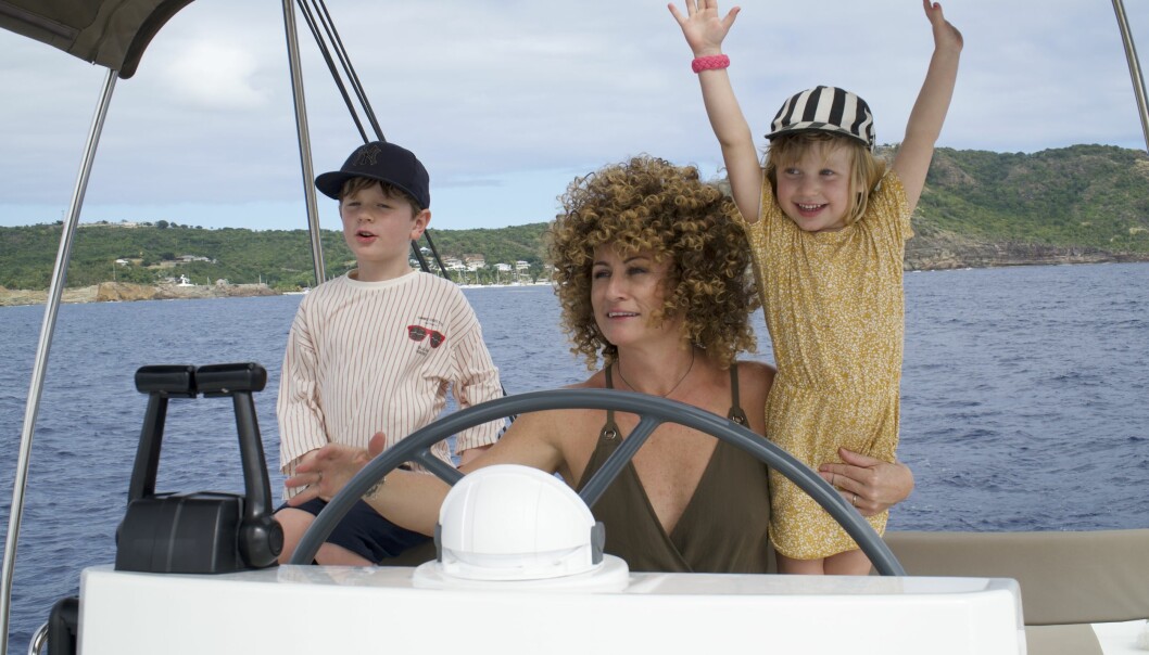 Anna under en segeltur med barnen Olof och Vira. Foto: Privat Anna Mourou under en segeltur med barnen Olof och Vira