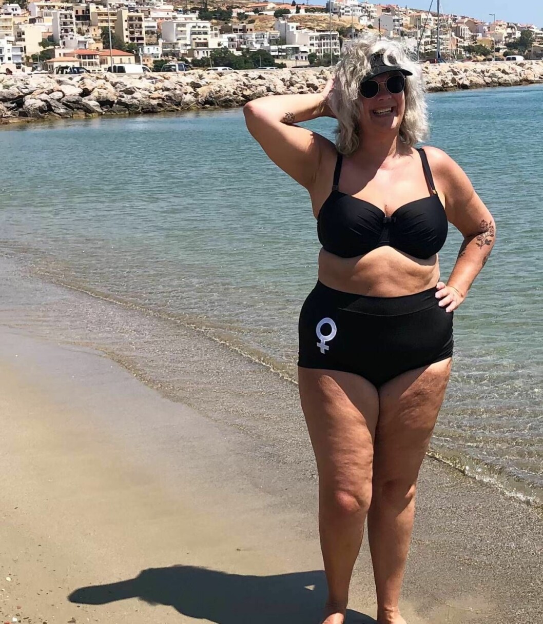Anna Perlestam hade bokat tid för bukplastik men tänkte om. Foto: Privat Anna Perlestam på stranden.