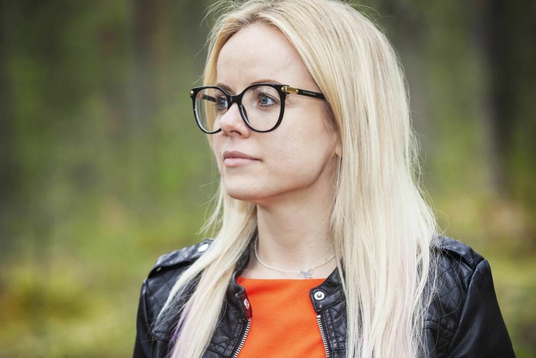 Dagen då fostermamman hällde hett vatten över Anna bestämde hon sig för att inte ta mer. Hon har gjort en lång resa, som även fört henne från Lettland till Sverige. Porträtt av Anna Pugacova som har haft en tuff barndom