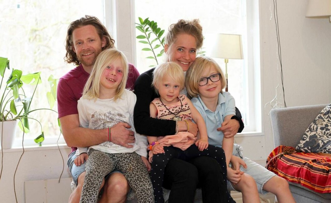Upplevelsen i det främmande landet var både lärorik och rolig tycker Daniel, Anna och barnen Ellen, Sophie och Noah. Foto: Susanne Stamming En familj med mamma, pappa och tre barn i ett ljust hem.