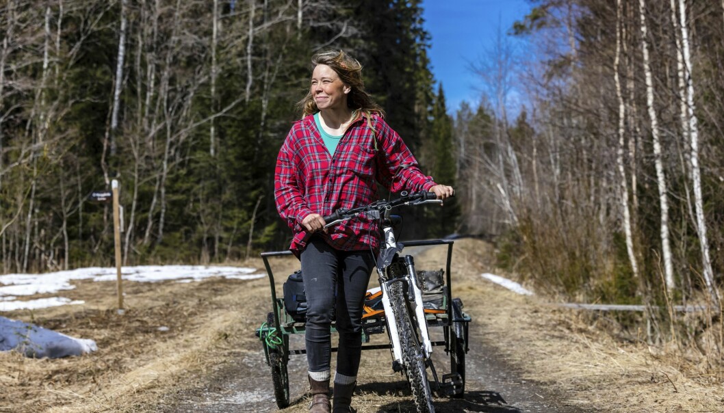 Anna växte upp i ett villakvarter i Malmberget. Nu bor hon i ett minihus – även kallat tiny house – mitt i skogen. Anna leder sin cykel på en grusväg mitt i skogen och berättar om hur hon växte upp i ett villakvarter i Malmberget.