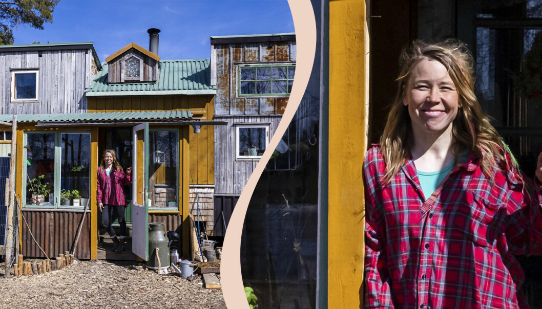 Anna står i dörren till sitt minihus som är 18 kvadratmeter stort och byggt av återbruk och berättar om sitt liv här på udden i Bölesvik.