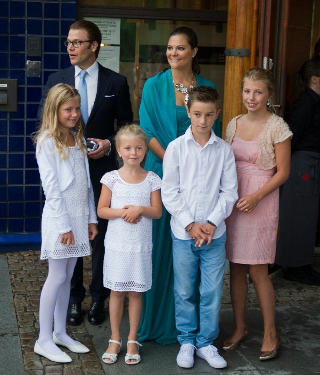 Victoria och Daniel med Anna Westlings flickor Hedvig och Vera och brudgummens barn Caisa och Casper. Prins Daniel Kronprinsessan Victoria Hedvig Blom Vera Blom Anna Westlings bröllop