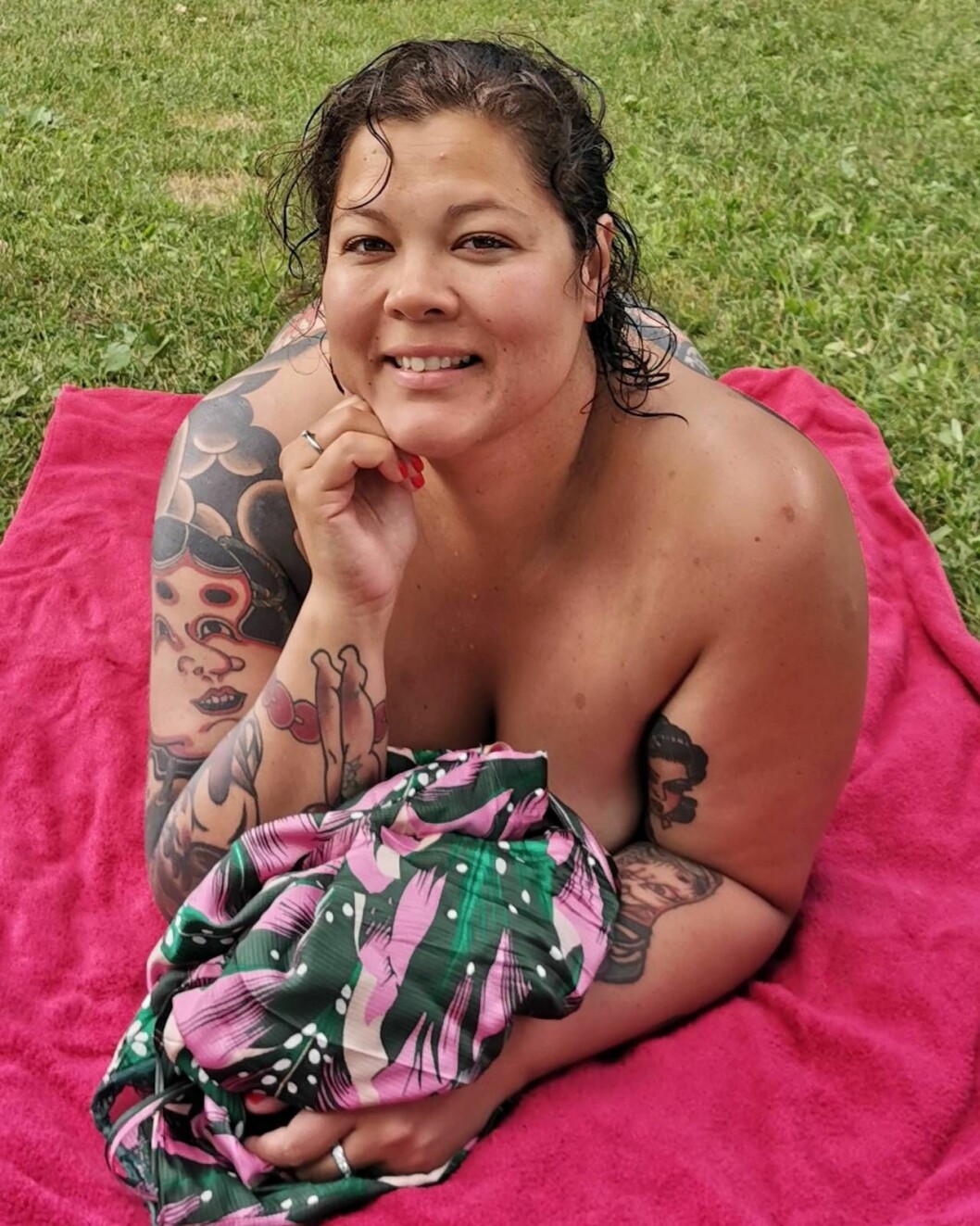 Annas bästa tips är att besöka badhus eller naturiststränder för att se fler olika typer av kroppar. Foto: Privat Anna Suvanna Davidsson ligger och solar.