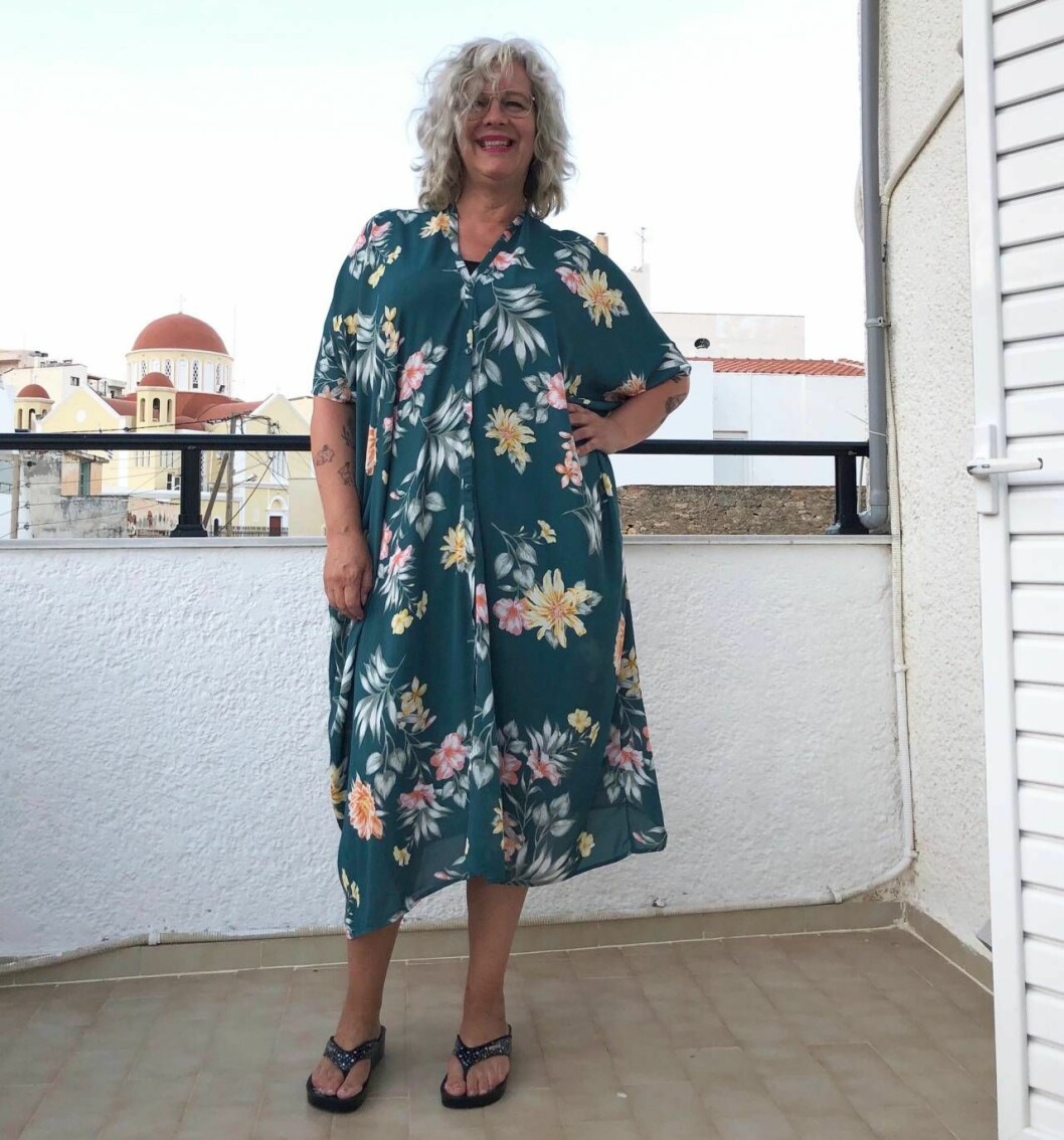 Anna Perlestam blev hjälpt av att följa kroppspositiva konton i sociala medier. Foto: Privat Anna Perlestam i blommig klänning.