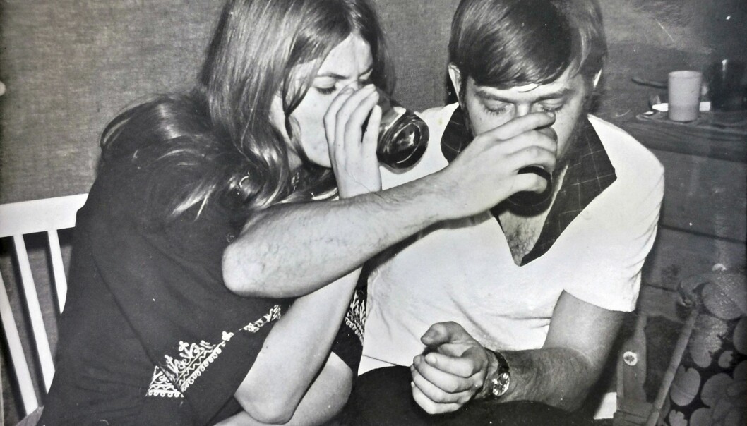 Annabritta och Mats levde ett annat liv för över 50 år sedan. Annabritta och Mats gör en vänskapsskål som unga.
