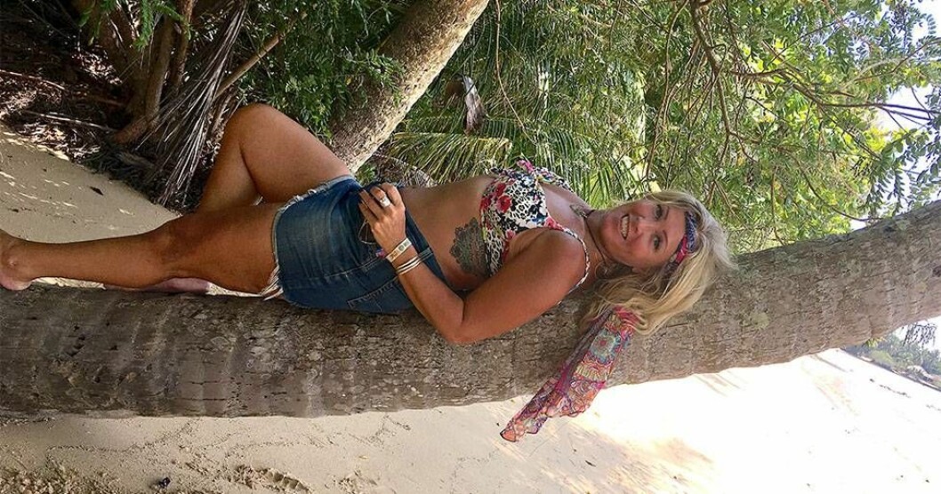 På stranden i Thailand är det okej att gå runt i bikini, men på gatan ska man helst ha kläder på sig, enligt Anna-Karins vett-och-etikett-tips för thailandsresenären. Foto: Privat En kvinna ligger i bikini på en palm i Thailand.
