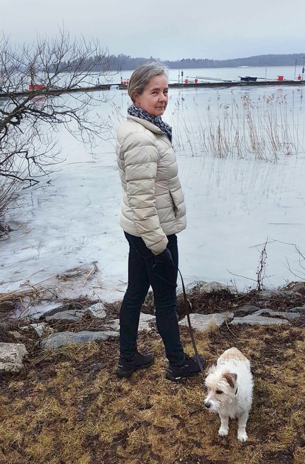 När Annalena Svensson var 52 år drabbades hon av Alzheimers sjukdom. Foto: Privat Annalena Svensson tittar in i kameran.