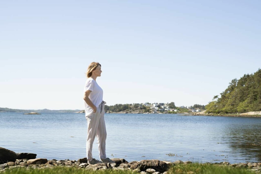 AnnCherie gick med en överfunktion av bisköldkörteln i flera år. ”Efter operationen blev jag som en ny människa”, säger hon. AnnCherie står vid vattnet och tittar ut över naturen