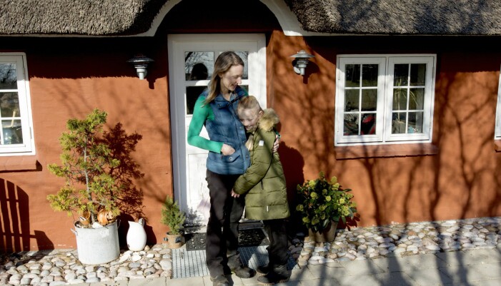 När Anne Thomsen återvände till Römö fick hon och dottern nycklarna till Henriks hus – de blev direkt ett par. I 14 generationer har Annes släkt bott på Römö utanför den danska västkusten. Att hon själv skulle föra traditionen vidare på sin barndoms ö trodde hon inte. Efter avslutad utbildning styrde hon kosan till Grönland. I dag jobbar hon på Thomsens ridecenter på Römö.