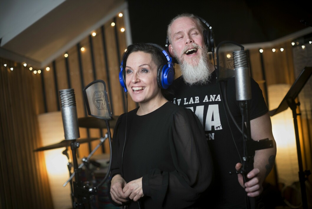 Anne och Benny ser glada ut där de sjunger i en inspelningsstudio.