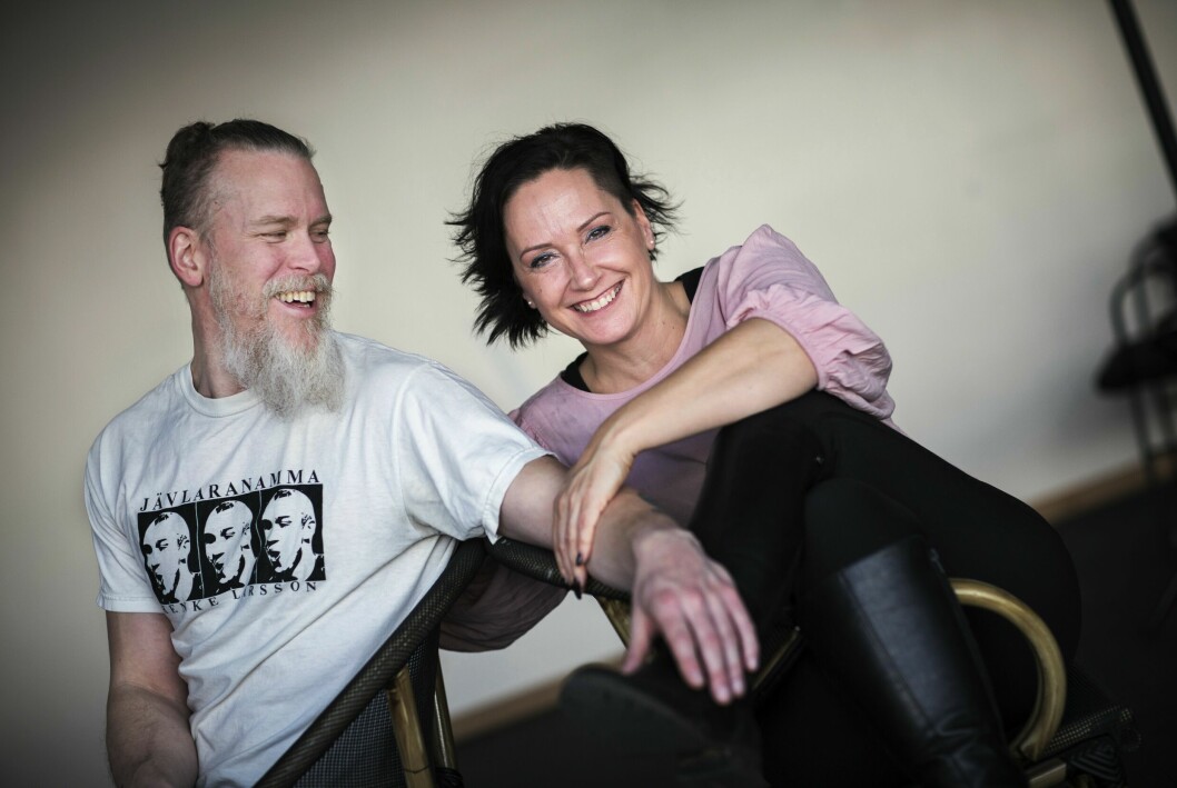 De har ett nära förhållande på distans. Benny och Anne har ingenting emot att behöva längta lite efter varandra. Paret har roligt ihop och skrattar och pratar mycket.
