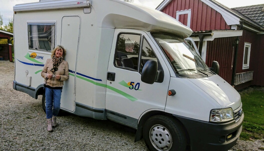 Anneli står utanför husbilen som hon kallar Bilbo och som hon körde ensam med till Europa.