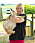 Anneli Magnusson står i en hage och håller killingen Astrid i famnen.
