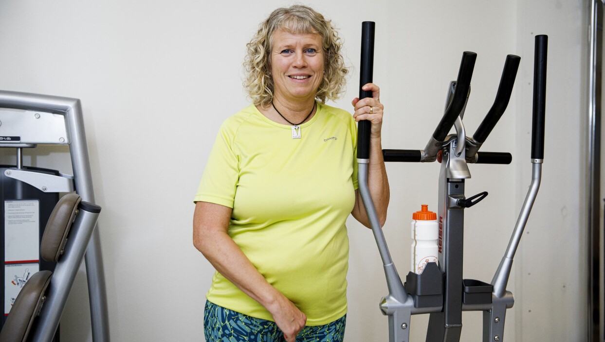 Träningen på Rååpunkten är en viktig del av Annelis rehabilitering. Foto: Lars Jansson Anneli Nilsson som drabbades av stroke tränar på ett gym.