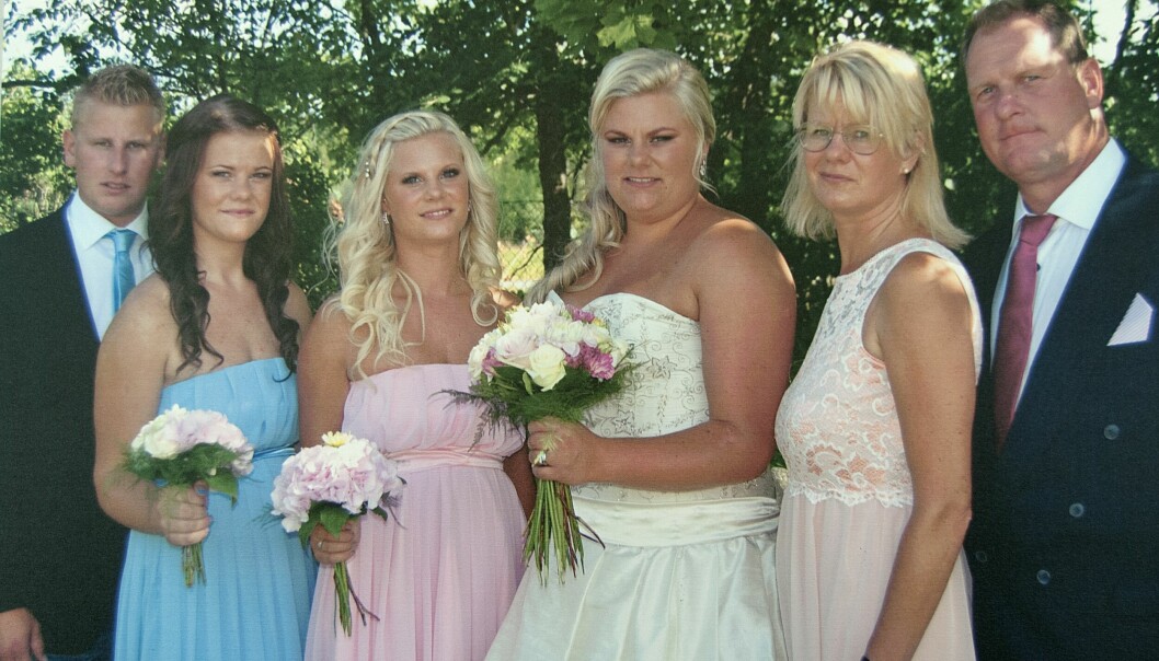 Annelie Johansson står tillsammans med familjen: barnen Kevin, Mollie, Sanny, Martina, maken Ronny.