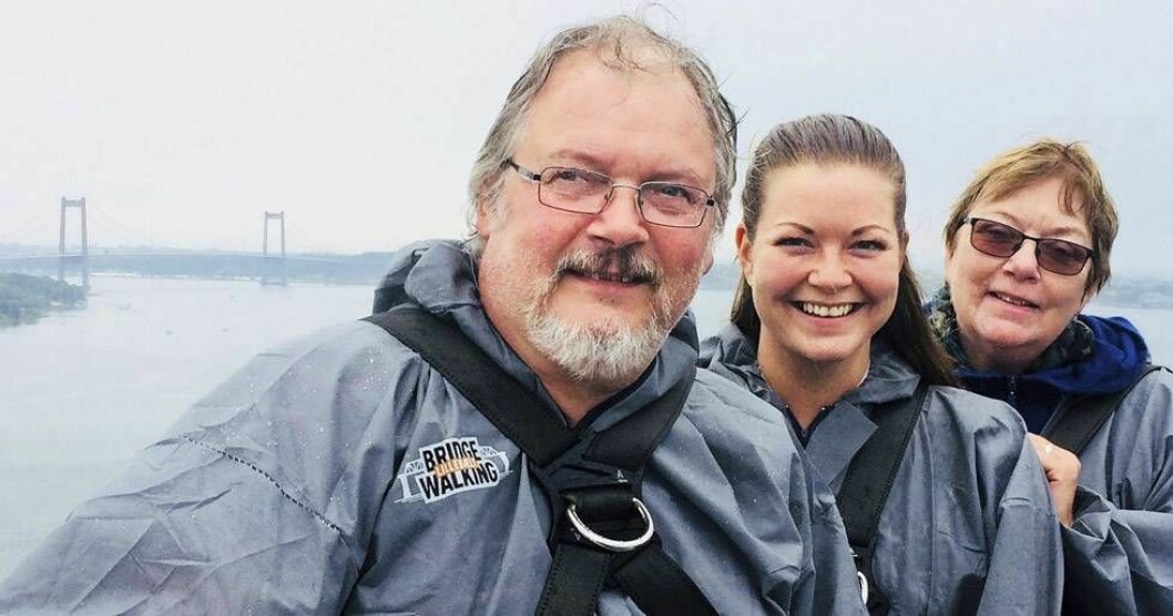Här är mor och dotter på så kallad ”bridewalk” över Lilla Bältbron mellan Jylland och Fyn, tillsammans med maken och tillika pappa Klaus. Familjen stöttar Annette som lever med obotlig cancer