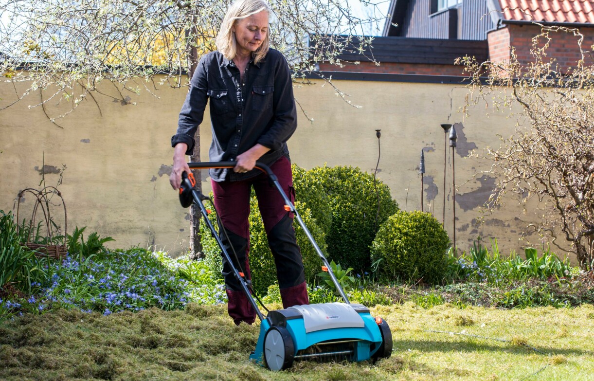 Anni Jähde klipper gräsmattan