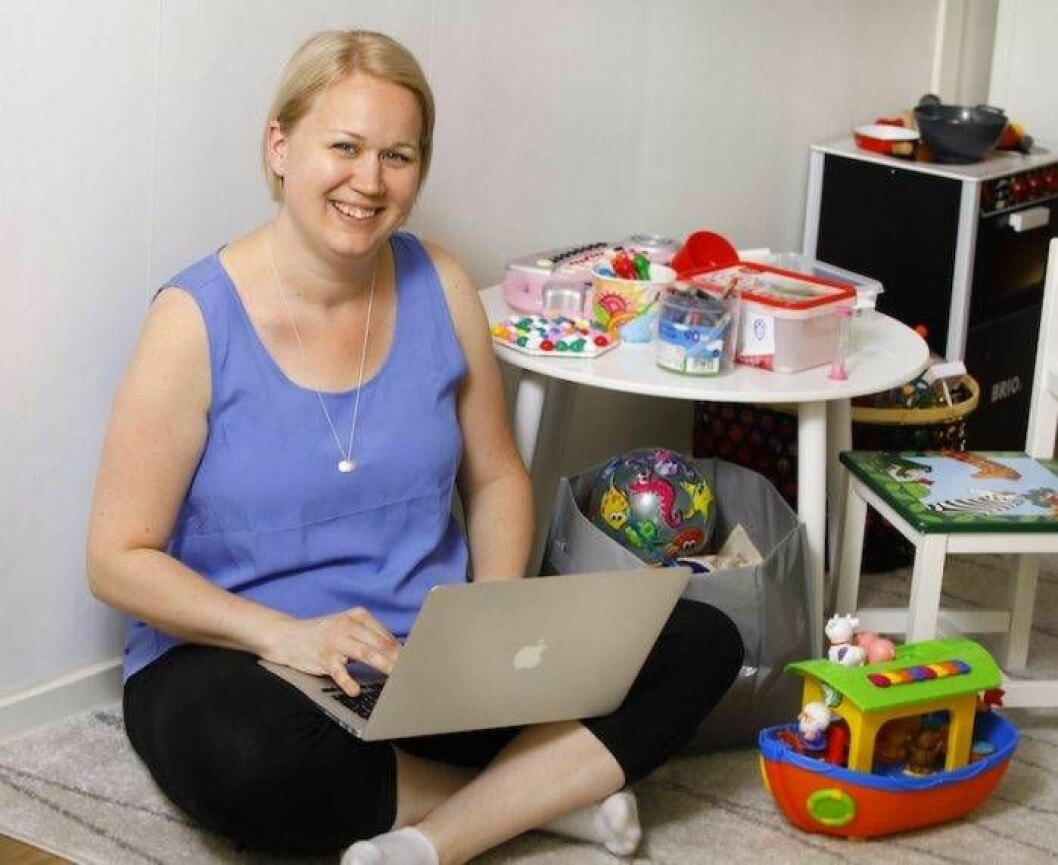 Annica bor med döttrarna i en fyrarummare i Skövde och jobbar som copywriter och webbredaktör. Annica i sin lägenhet i Skövde.