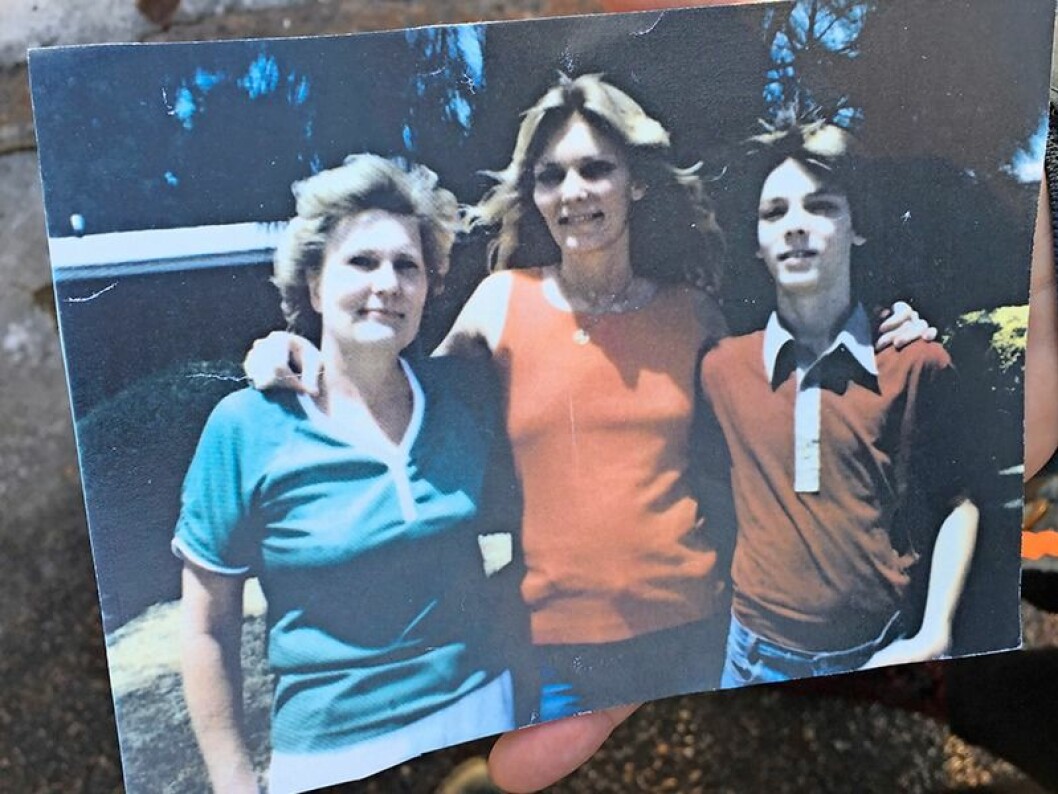Annika med mamma Maj-Britt och sonen Sven, som dog i en trafikolycka bara 15 år gammal. Bilden är tagen utanför fängelset. Annika Östberg med sonen Sven och mamma Maj-Britt