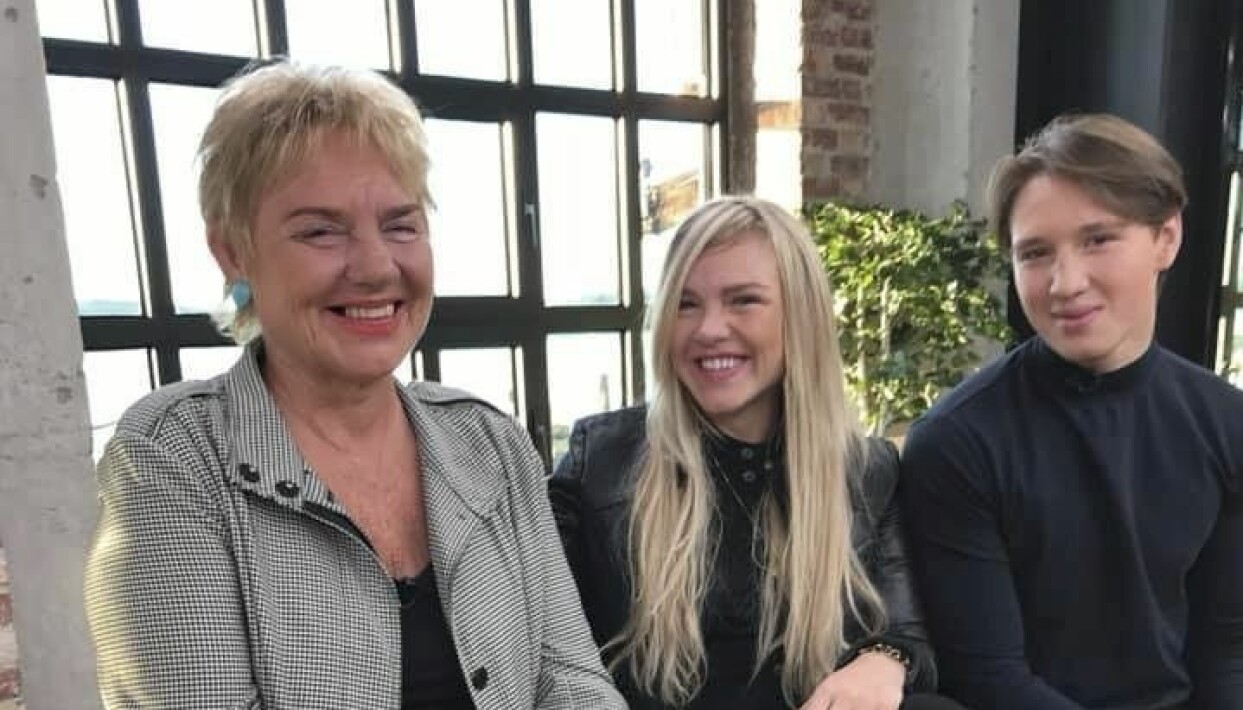Det tog tid för Annikens barn Christine och Sigurd att förstå att deras mamma drabbats av Alzheimer. Foto: Privat Anniken Annexstad med sina barn.