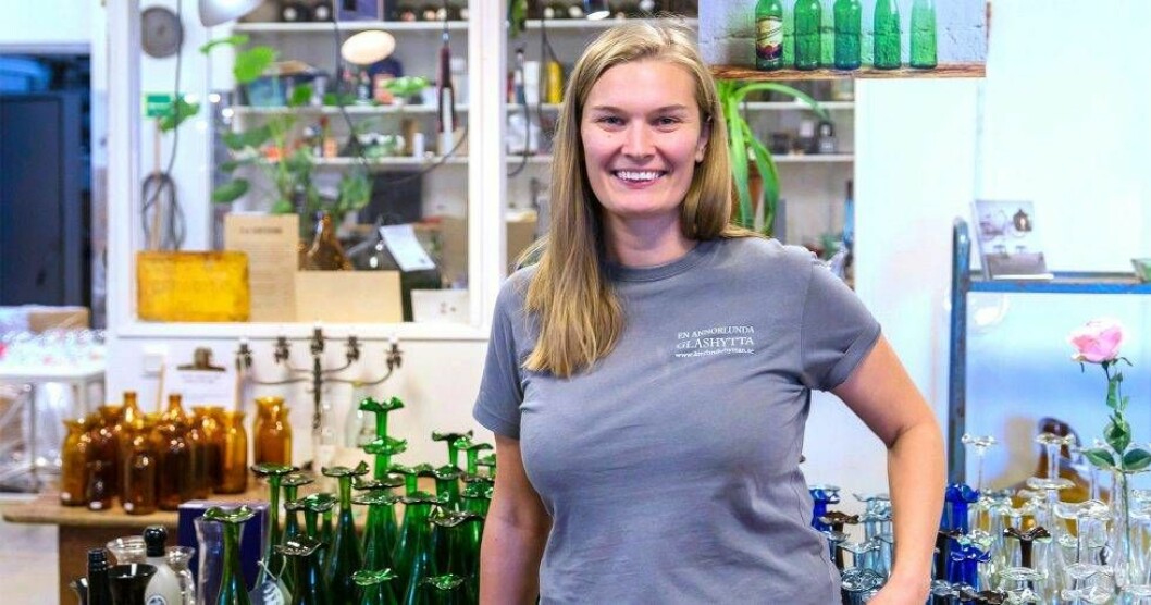 Glasblåsaren Anna Jernberg ger gammalt glas nytt liv i sin Återbrukshytta i Bollnäs. Foto: Ucke Matsson Glasblåsaren Anna Jernberg framför olika sorters glas.