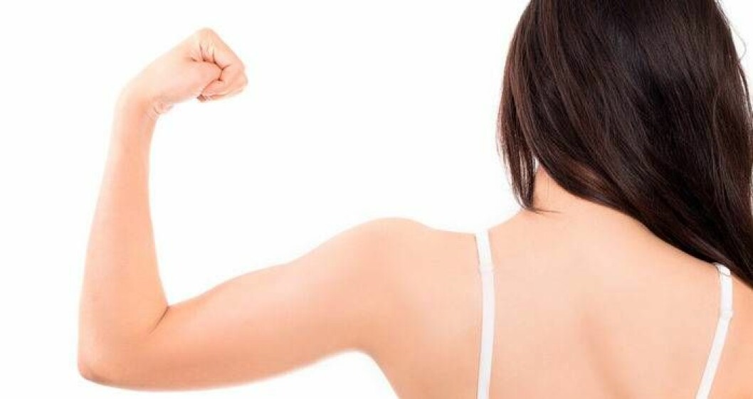 Arbetande muskler producerar proteiner som har smärtstillande, antidepressiva och antiinflammatoriska effekter. Ryggen på en kvinna som spänner bicep.