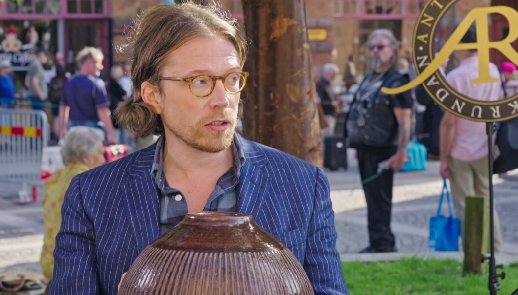 Måns Nilsson som gästexpert i Antikrundan 2022.