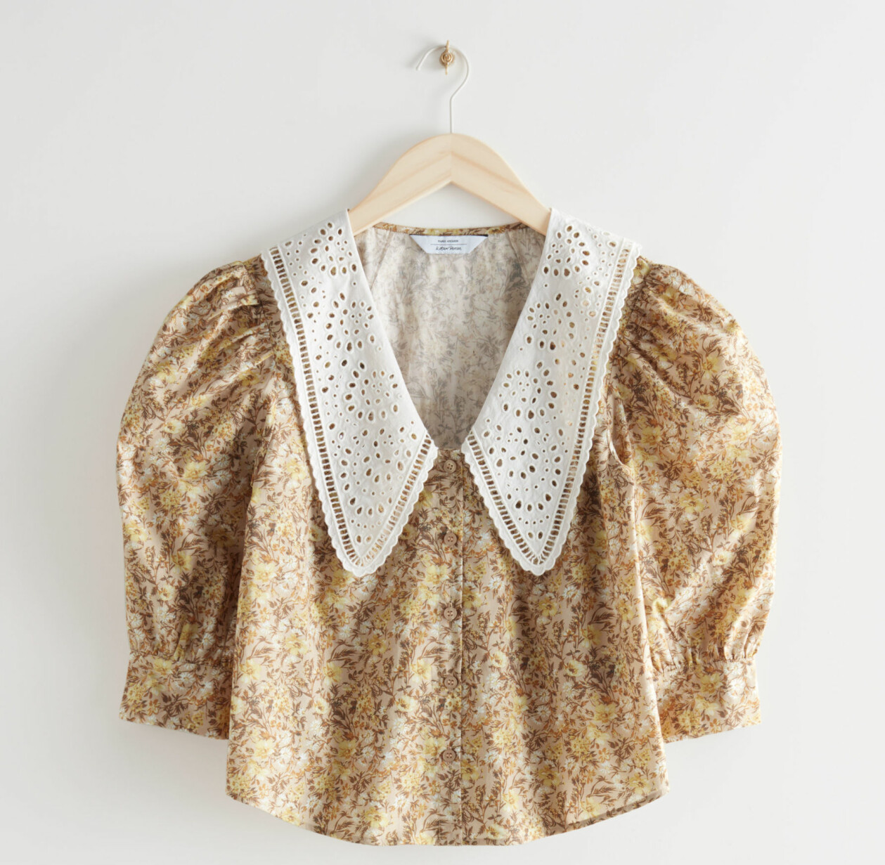Blommig blus med vit krage.