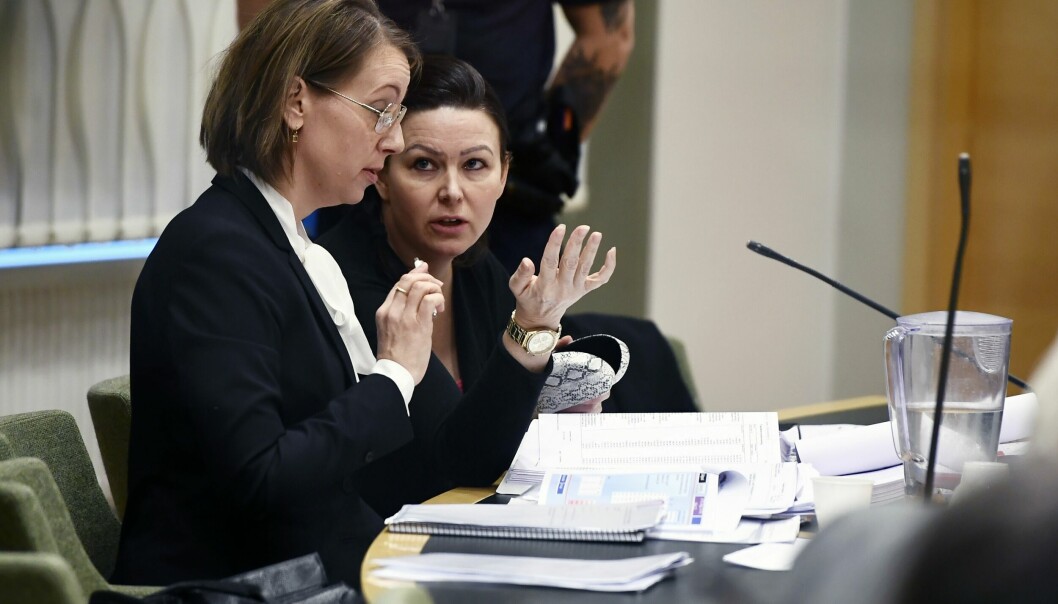 Johanna Möller dömdes för mordet i sommarstugan men friades för misstankarna om inblandning i exmakens död. Johanna Möller konfererer med sin försvarare i rätten